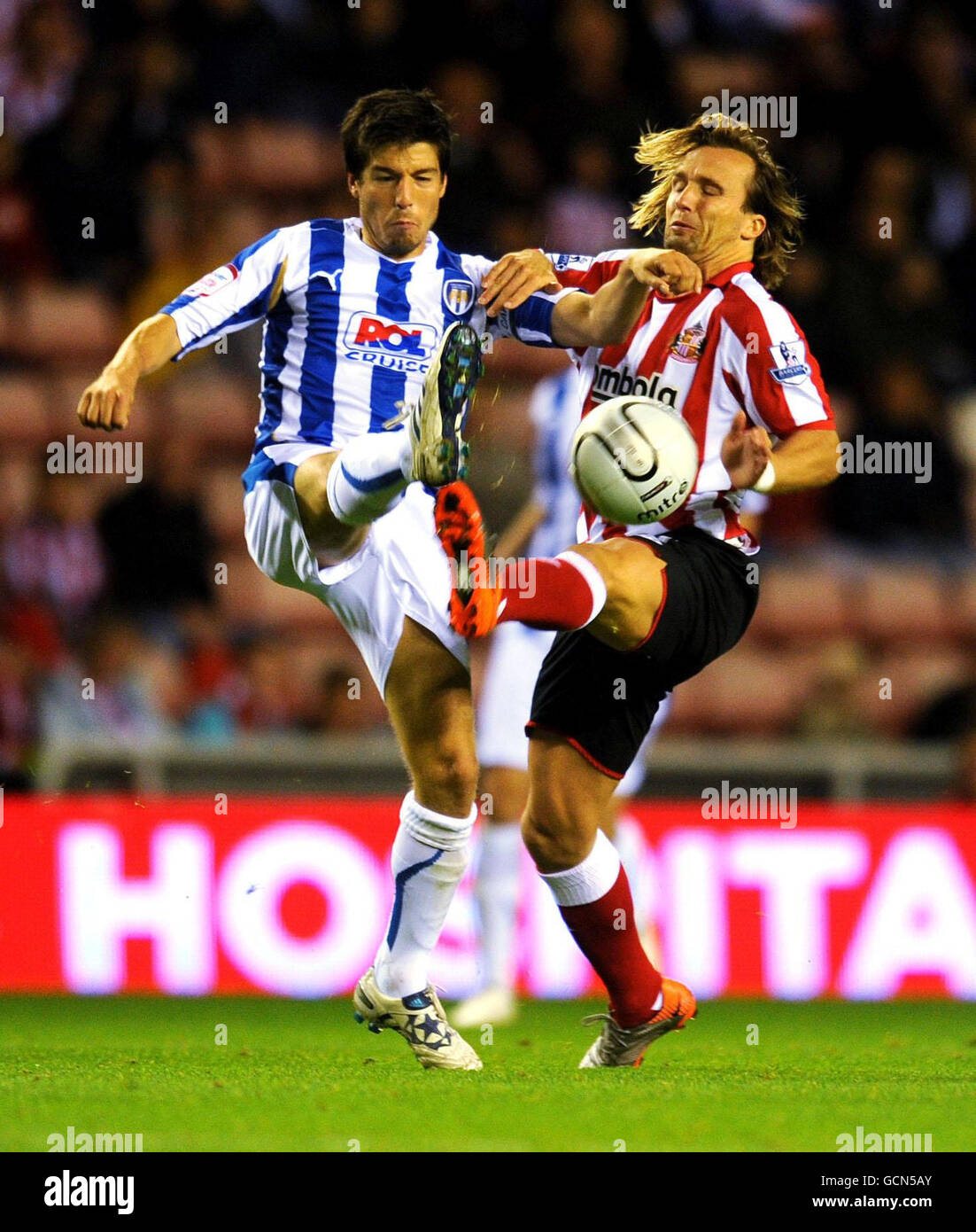 Il Bolo Zendon di Sunderland e il Kemal Izzet di Colchester (a sinistra) combattono per la palla durante la Carling Cup, seconda partita allo Stadium of Light di Sunderland. Foto Stock