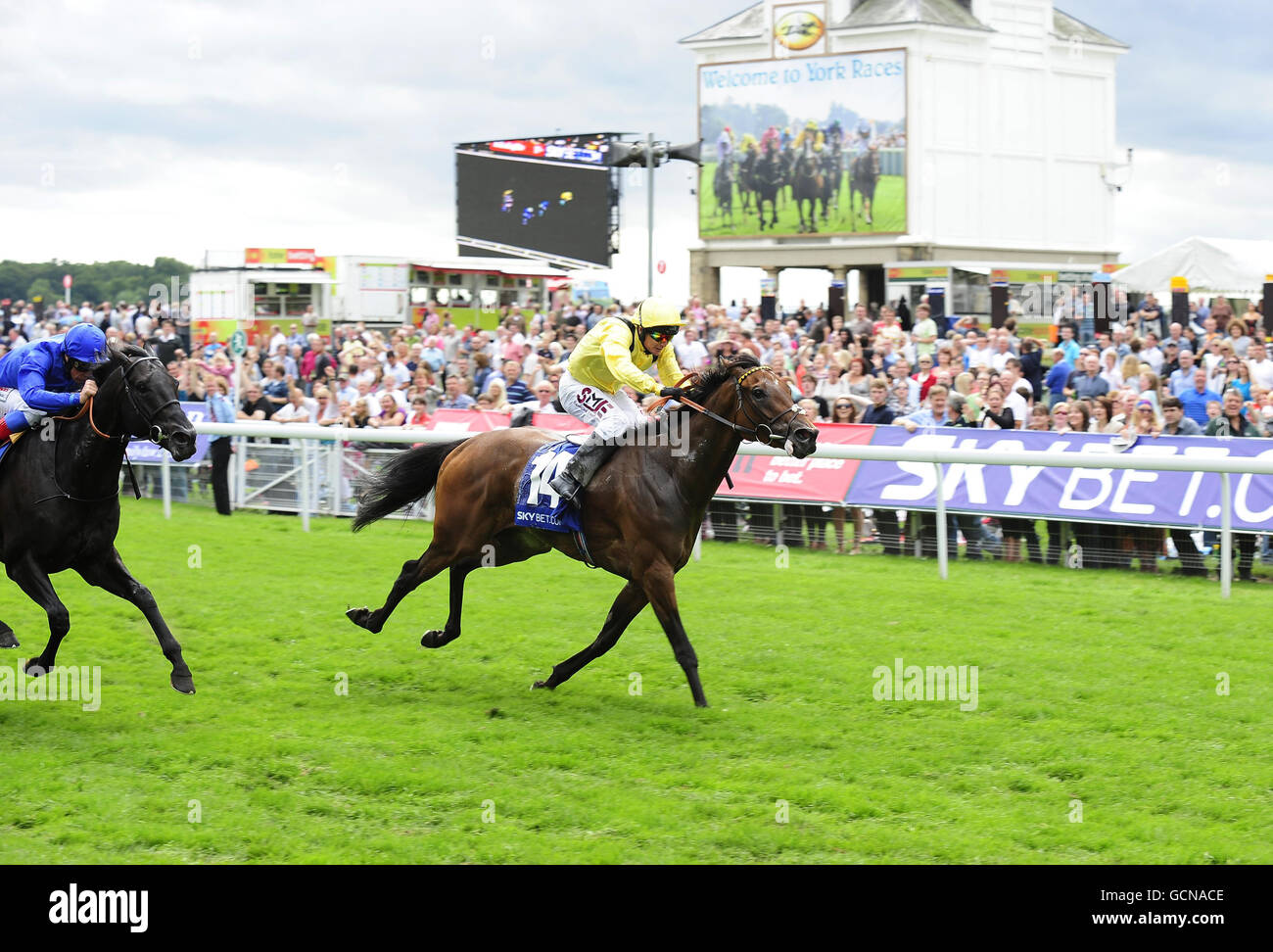 Corse di cavalli - Yorkshire Ebor Festival - Coolmore Nunthorpe - York Racecourse. Yaa Wayl e il jockey Philip Robinson (centro) vincono lo Sky Bet City of York Stakes durante l'Ebor Festival all'ippodromo di York. Foto Stock