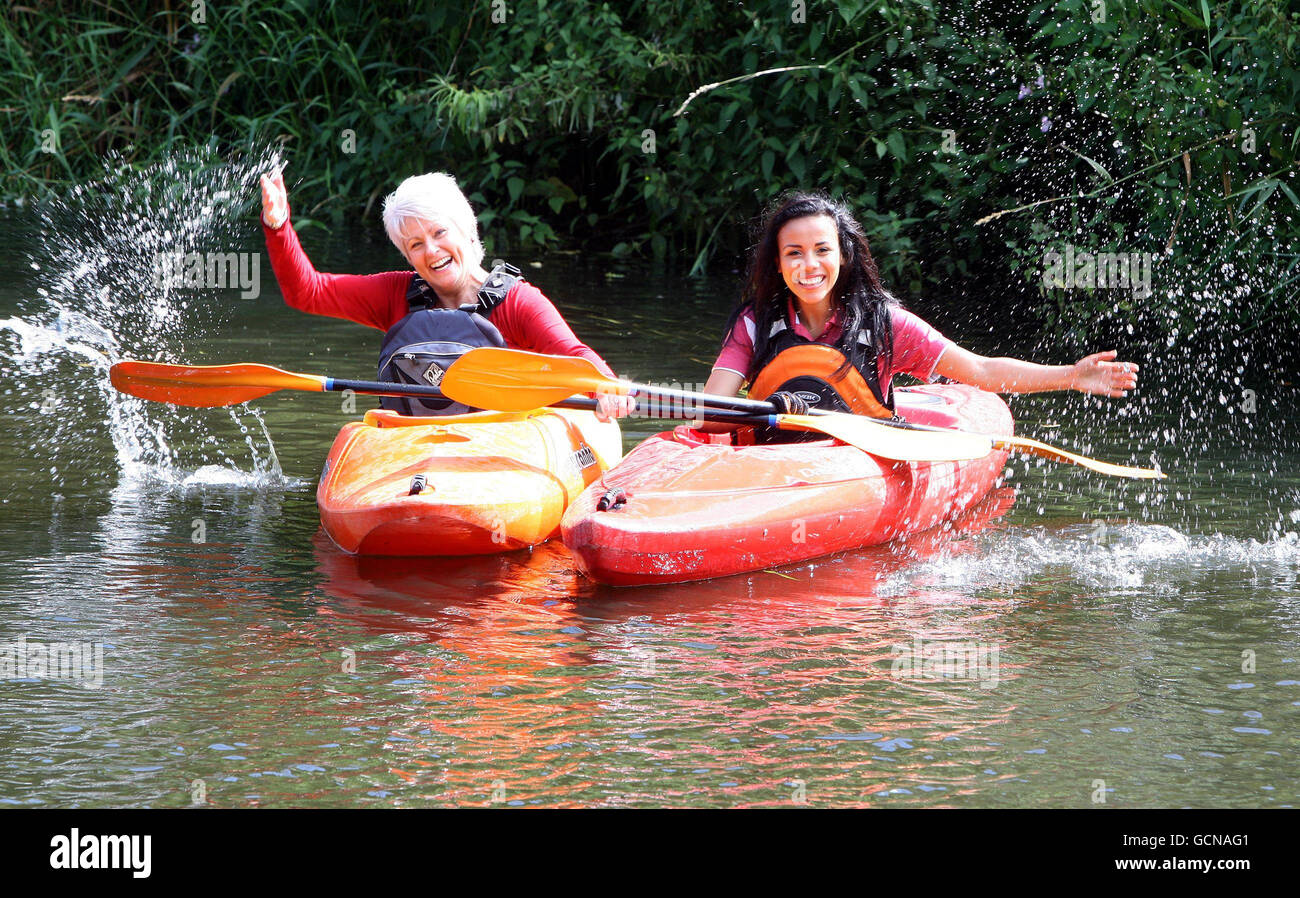 Pamela Ballentine (a sinistra) con Miss Irlanda del Nord Lori Moore aiutano a lanciare National Trails Day al Shaws Bridge a Belfast. Foto Stock