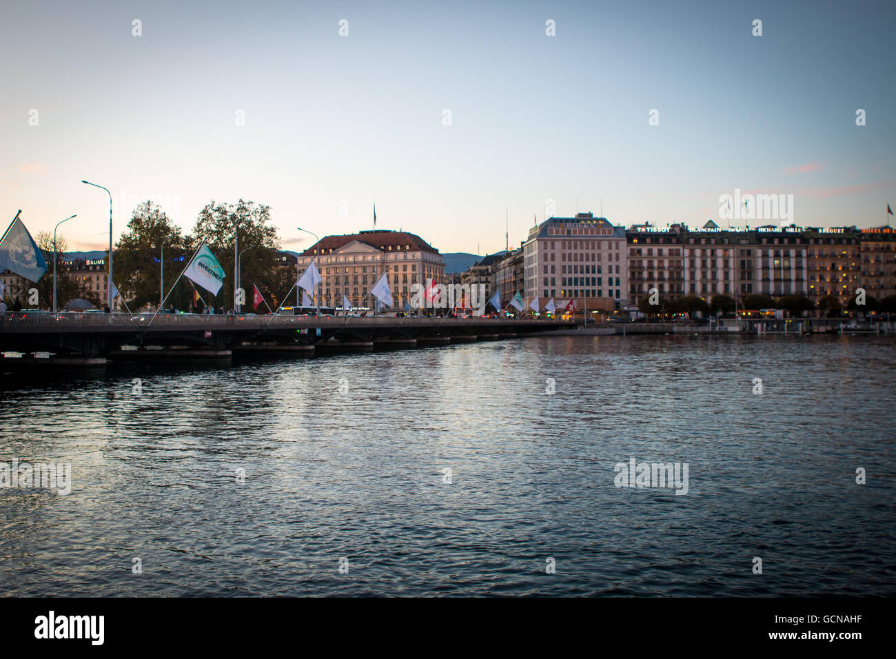 Foto del ponte Mont-Blanc a Ginevra, Svizzera durante l ora d'Oro Foto Stock