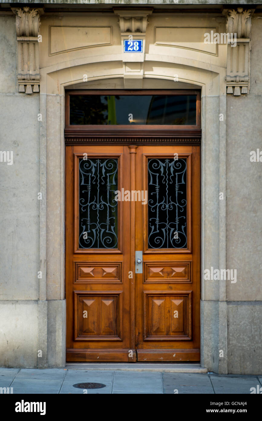 Vecchia porta di legno a Ginevra, Svizzera. Foto Stock