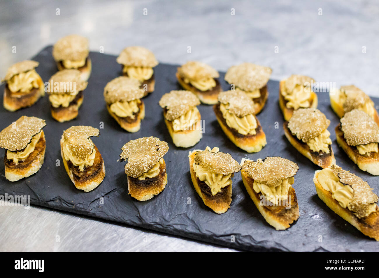 Special Gourmet antipasto con foie e tartufo sulla parte superiore del pane come cotto al Crillon-le-Brave in Francia. Foto Stock
