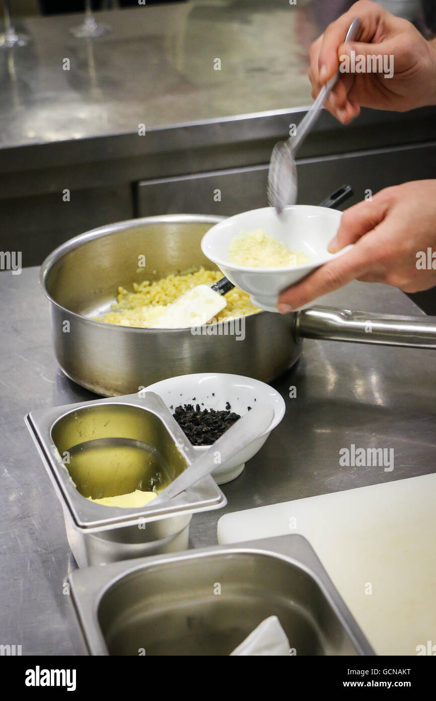 La cottura di una pasta Risotto al Crillon-le-Brave Foto Stock