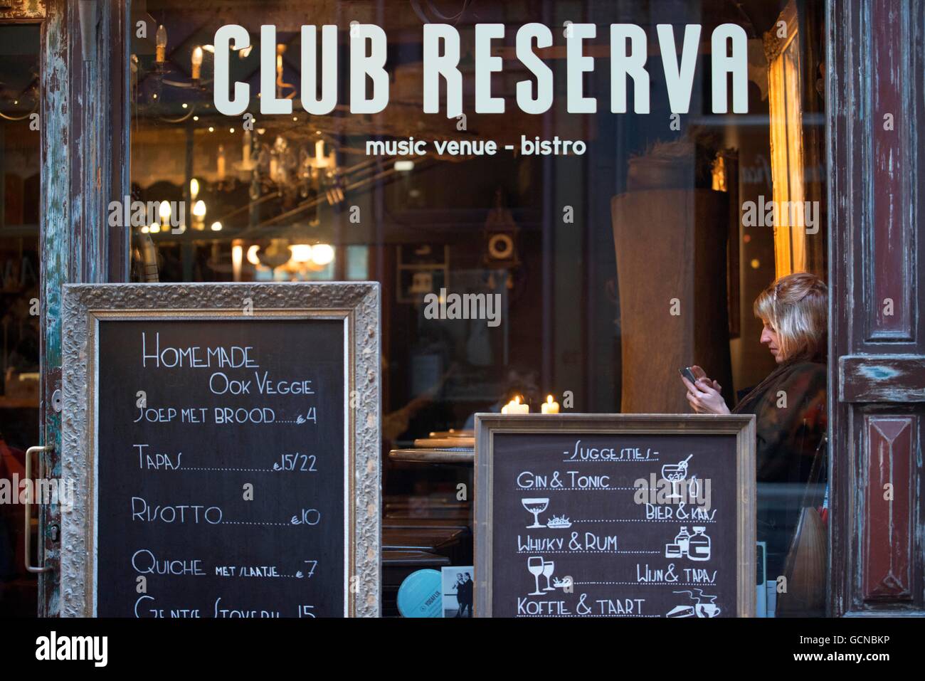 Donna dentro un Club ristorante Reserva a Gand, Belgio. Club Reserva bar in Jan Breydelstraat, Gand Foto Stock