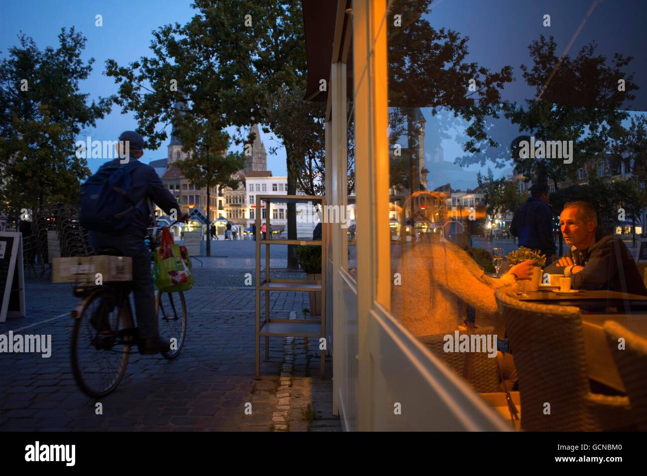 Cassis ristorante in Vrijdagmarkt (mercato del venerdì) square a Ghent, in Belgio. Amadeus Ristorante, Gand, Regione fiamminga, Belgio V Foto Stock