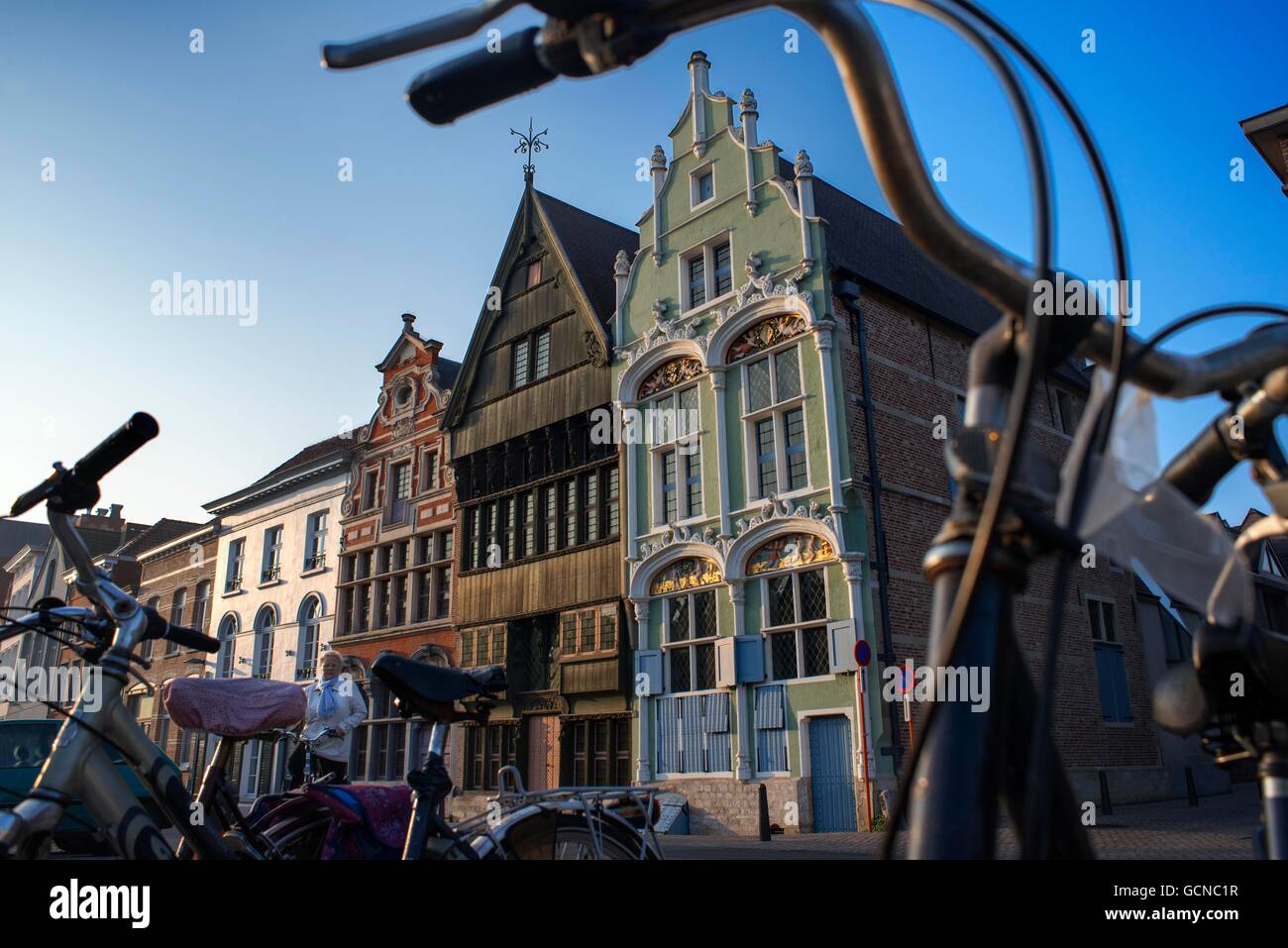 Edifici e case lungo il canale navigabile canale barca di Mechelen (Malines) al tramonto, le Fiandre, in Belgio. Foto Stock