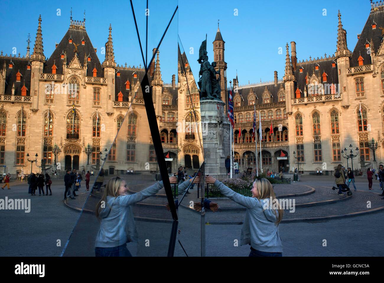 Riflessione in un bicchiere del Tribunale provinciale di Grote Markt ("Grande Piazza del Mercato"), a Bruges, Belgio Foto Stock