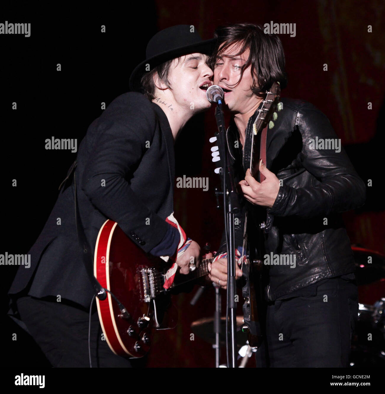 Pete Doherty (a sinistra) e Carl Barat dei Libertines si esibiscono sul palco principale al Reading Festival, Richfield Avenue, Berkshire. Foto Stock