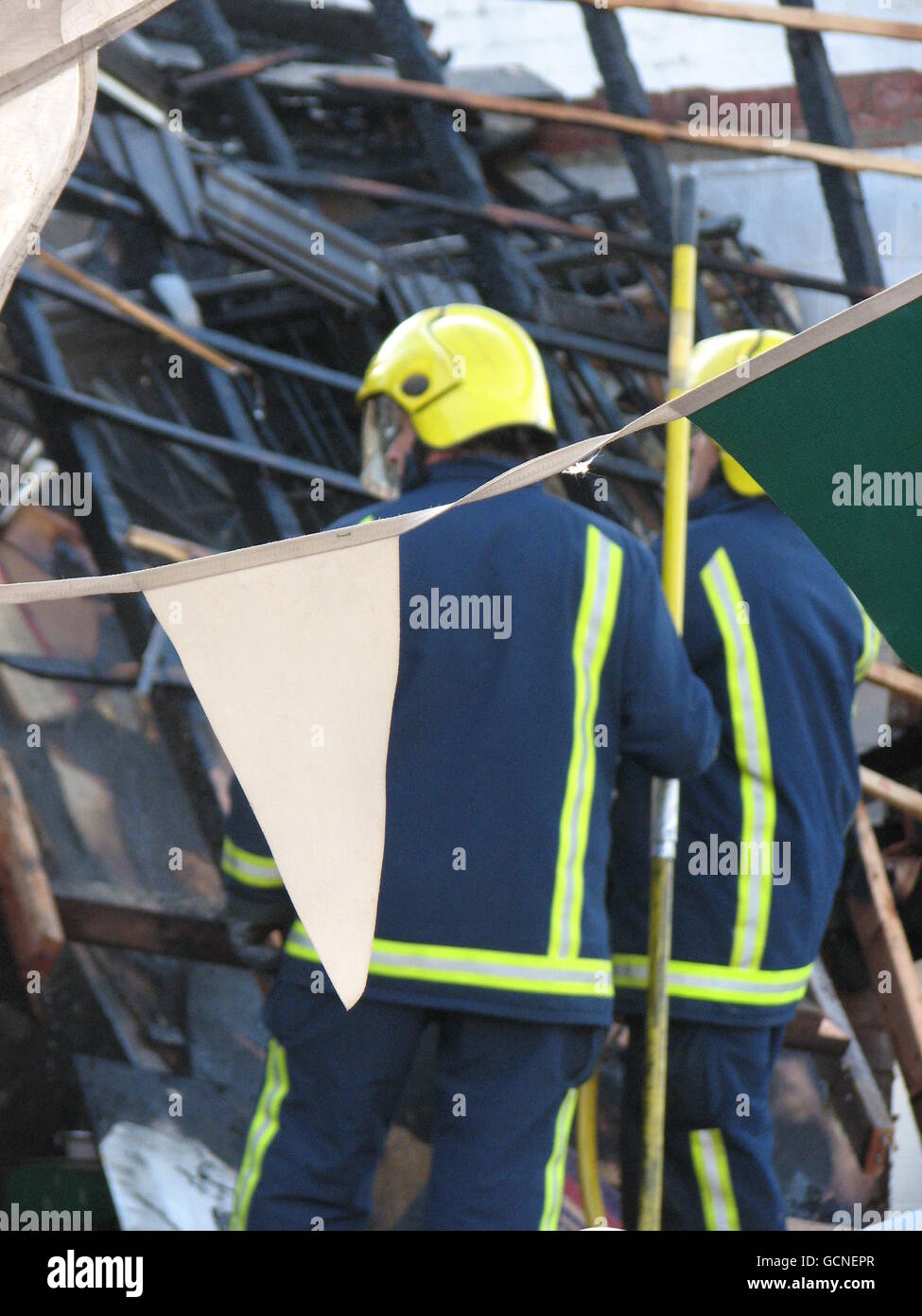 Dopo un incendio in un tempio di Hare Krishna a Leicester, dopo un'esplosione, i vigili del fuoco si sono umiliati. PREMERE ASSOCIAZIONE foto. Data immagine: Venerdì 3 settembre 2010. I fedeli credevano di essere intrappolati all'interno di un tempio di Hare Krishna dopo un'esplosione sono stati tutti considerati, il servizio di soccorso e fuoco ha detto. Un terzo dell'edificio a Leicester è stato distrutto dall'esplosione, la cui causa non è ancora stata stabilita.i pompieri stavano combattendo le fiamme e i cani di ricerca e salvataggio sono stati richiesti per aiutare a trovare qualcuno nelle macerie, Leicestershire Fire and Rescue Service ha detto. R Foto Stock