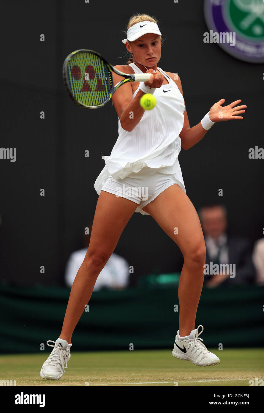 Dayana Yastremska in azione nelle ragazze singles finale del giorno dodici dei campionati di Wimbledon al All England Lawn Tennis e Croquet Club, Wimbledon. Stampa foto di associazione. Picture Data: Sabato 9 luglio 2016. Vedere PA storia il tennis a Wimbledon. Foto di credito dovrebbe leggere: Adam Davy/filo PA. Restrizioni: solo uso editoriale. Nessun uso commerciale senza il previo consenso scritto della AELTC. Immagine ancora utilizzare solo - Assenza di immagini in movimento per emulare broadcast. Nessuna sovrapposizione o rimozione di sponsor/annuncio loghi. Chiamate il numero +44 (0)1158 447447 per ulteriori informazioni. Foto Stock