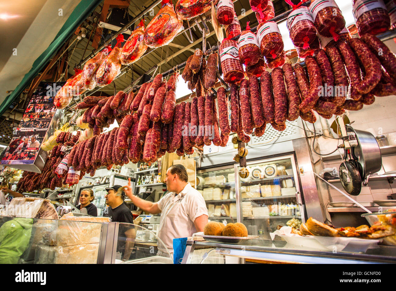 NEW YORK CITY - 8 Novembre 2013: deli italiana nel mercato specializzato in Little Italy, Arthur Avenue nel Bronx Foto Stock