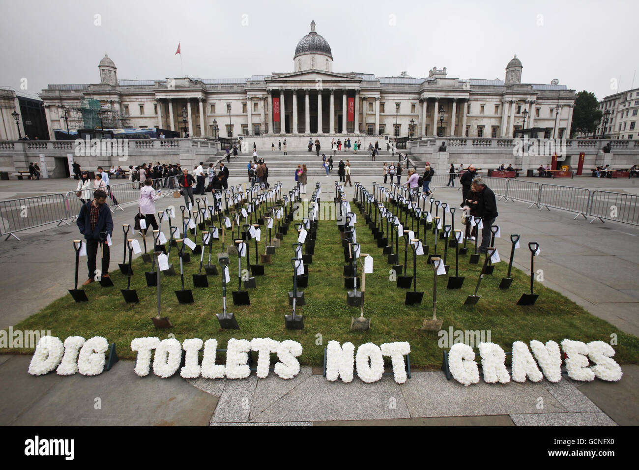Un'installazione di 167 spade che simboleggiano il numero di bambini che muoiono di diarrea nel mondo in via di sviluppo ogni ora, che è stato eretto per la campagna di WaterAid's Dig Toilets Not Graves a Trafalgar Square, Londra. Foto Stock