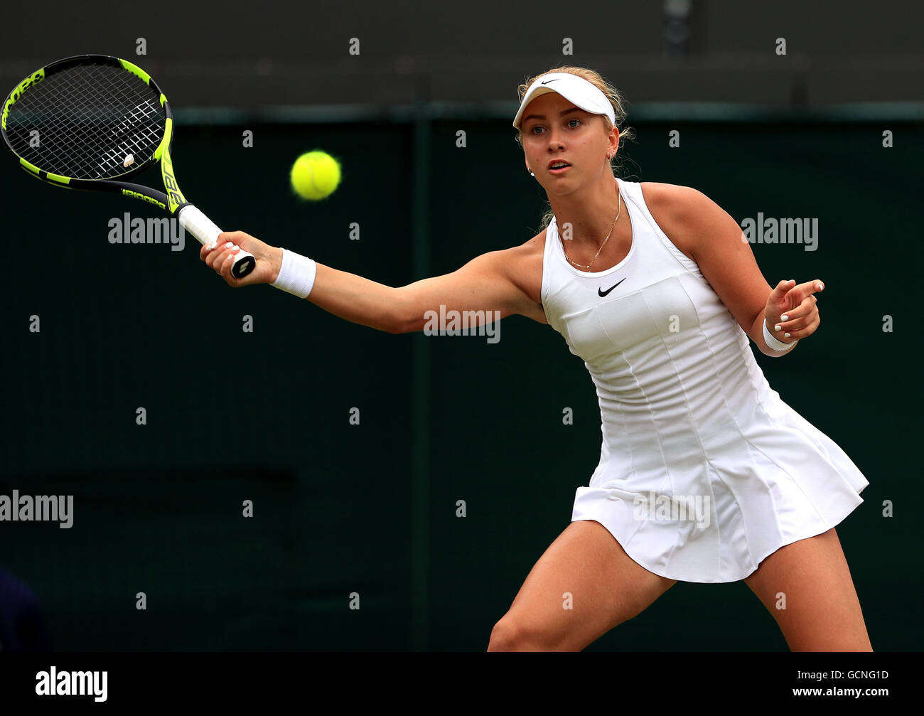 Anastasia Potapova durante le ragazze singles finale del giorno dodici dei campionati di Wimbledon al All England Lawn Tennis e Croquet Club, Wimbledon. Foto Stock