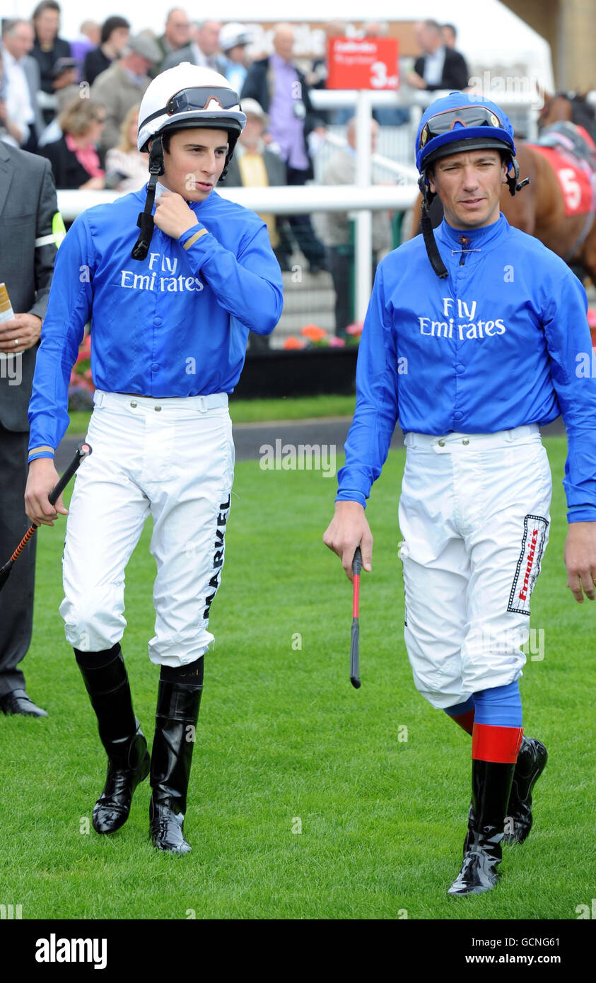 Jockey William Buick (a sinistra) con Frankie Dettori davanti alle strutture Arena Nursery handicap Stakes durante il Welcome to Yorkshire Day all'ippodromo di Doncaster. Foto Stock