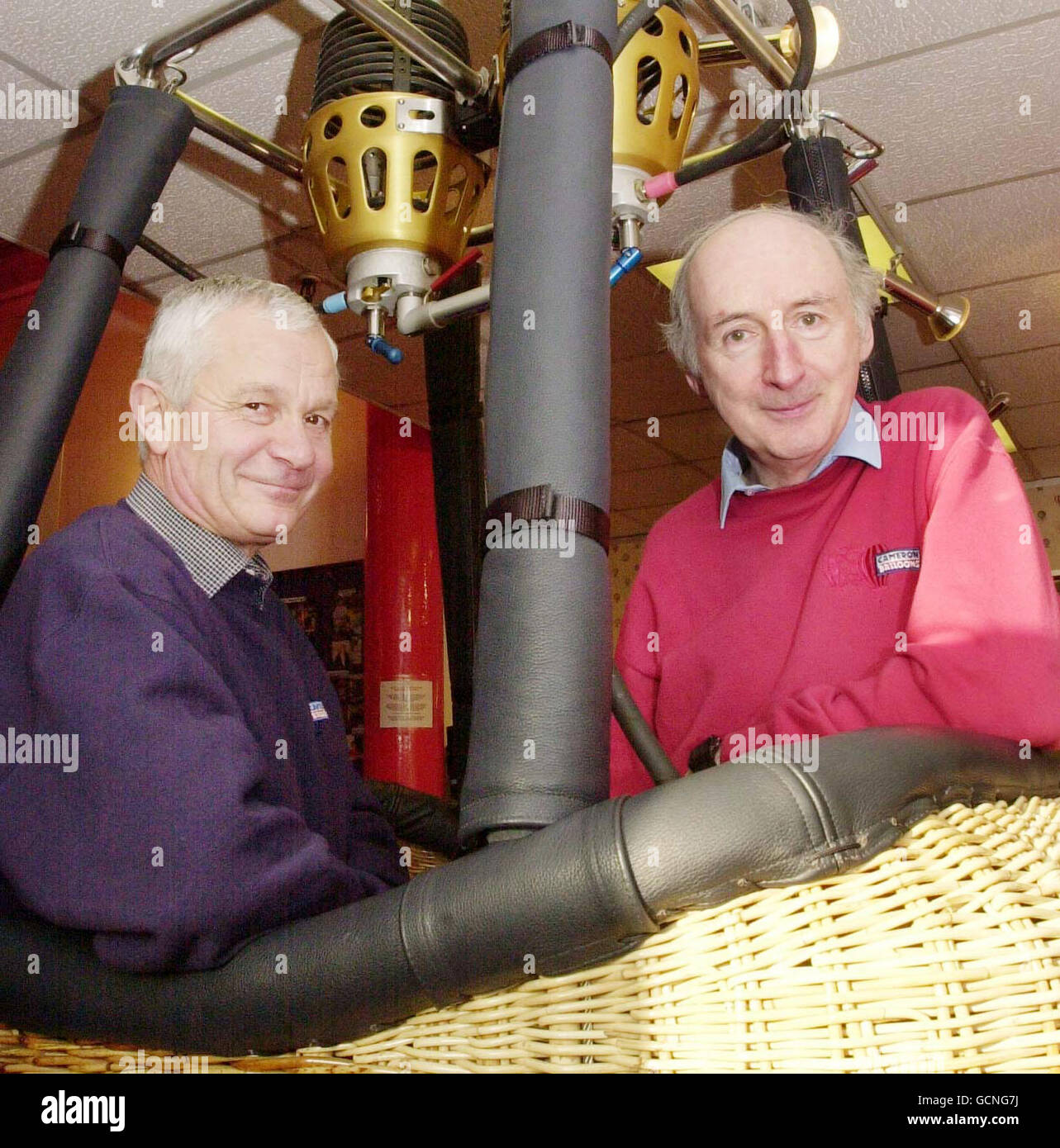 Skydiver Michel Andre Fournier (a sinistra) e Amministratore Delegato di Cameron Balloons, Don Cameron, siedono in un cestino di palloncini a Cameron Balloons a Bristol, Il giorno in cui lo skydiver francese ha annunciato di voler viaggiare alla stessa velocità di Concorde * quando cercherà di fissare quattro record mondiali il prossimo maggio. L'ex esercito francese Major spera di impostare due nuovi record mondiali: Essere il primo uomo a passare attraverso la barriera sonora in freefall e impostare il record per la freefall più veloce - e rompere altri due, il salto più alto e il volo più alto in un pallone. Foto Stock