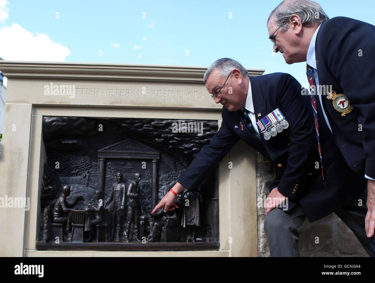 I veterani Andrew Carr RAF (a destra) e Kenny Kerr Royal Marines guardano ad una nuova scultura in bronzo che segna 100 anni di residenza dei veterani ad Edimburgo. Foto Stock