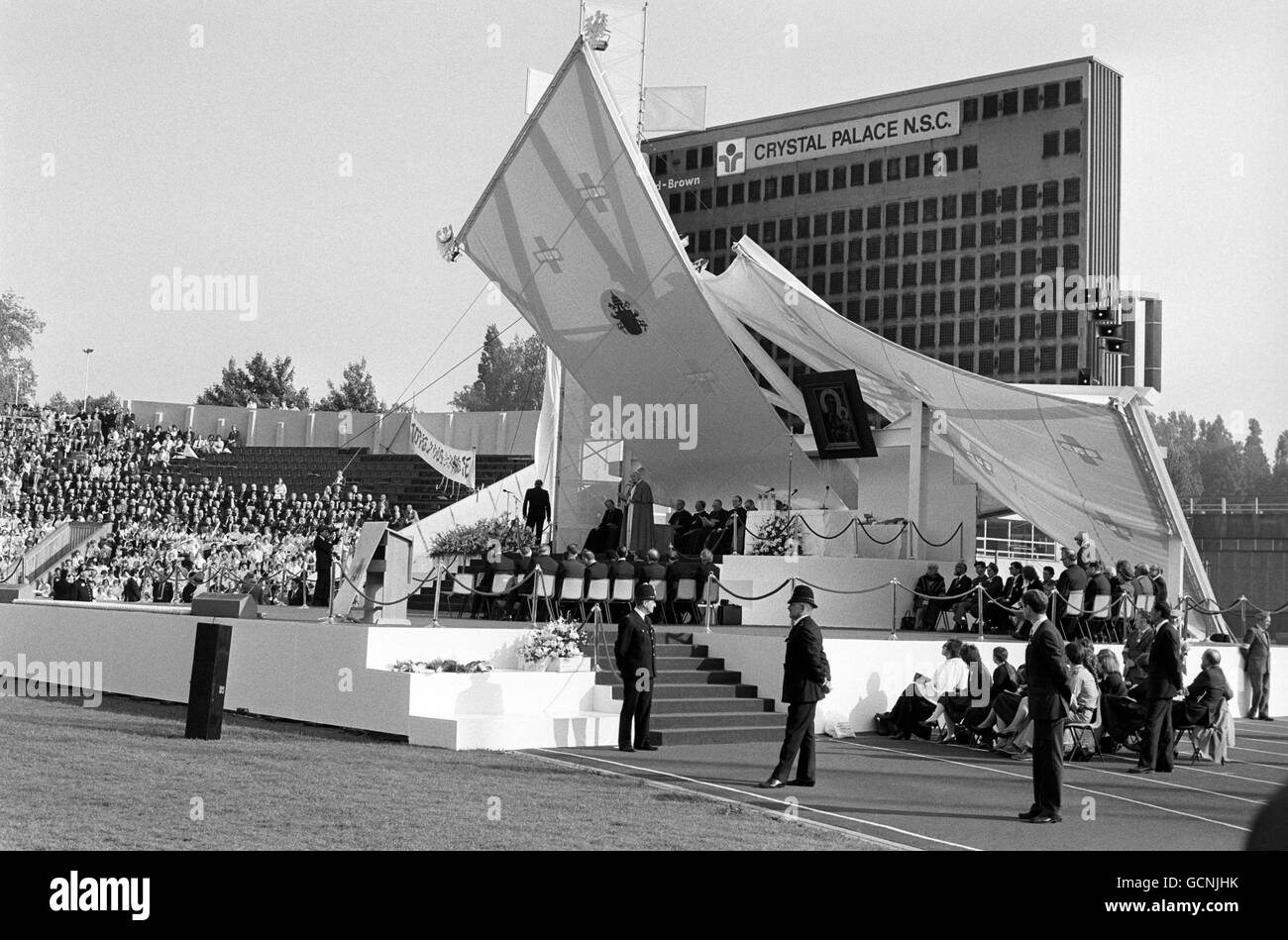 L'alter costruito di fronte al tabellone del Crystal Palace National Sports Center, dove il Papa si è rivolto ai membri della comunità polacca. Foto Stock
