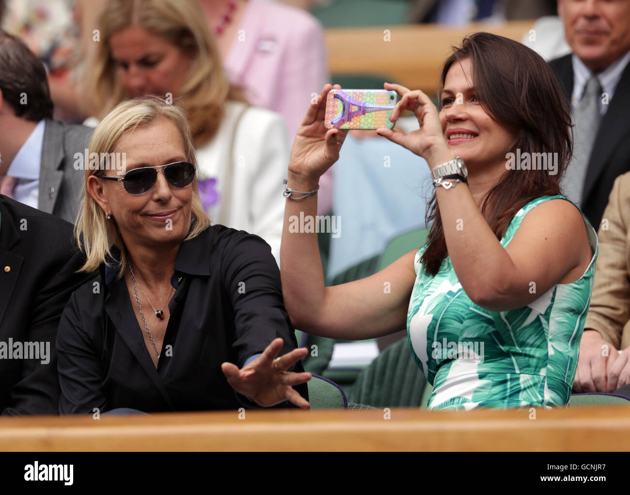 Martina Navratilova e Julia Lemigova il giorno dodici dei campionati di Wimbledon al All England Lawn Tennis e Croquet Club, Wimbledon. Foto Stock