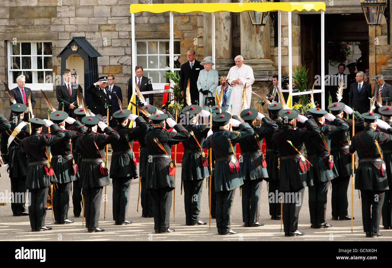 La Regina Elisabetta II incontra Papa Benedetto XVI al Palazzo di Holyroodhouse di Edimburgo il primo giorno della sua visita di quattro giorni nel Regno Unito. Foto Stock