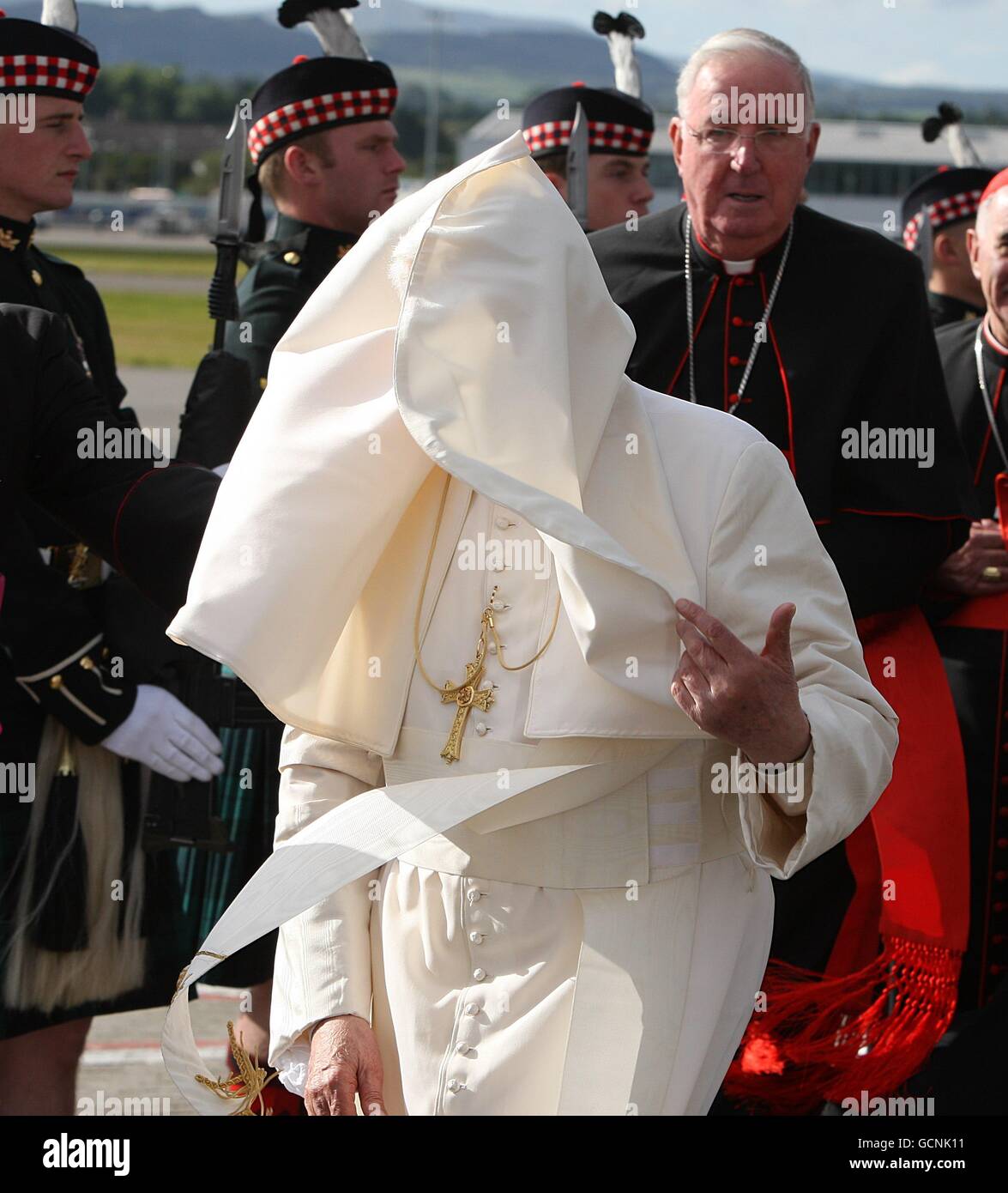 Il numero 3 di una sequenza di 6 Papa Benedetto XVI arriva a Edimburgo, in Scozia, per iniziare la prima visita di Stato pontificio nel Regno Unito. Foto Stock