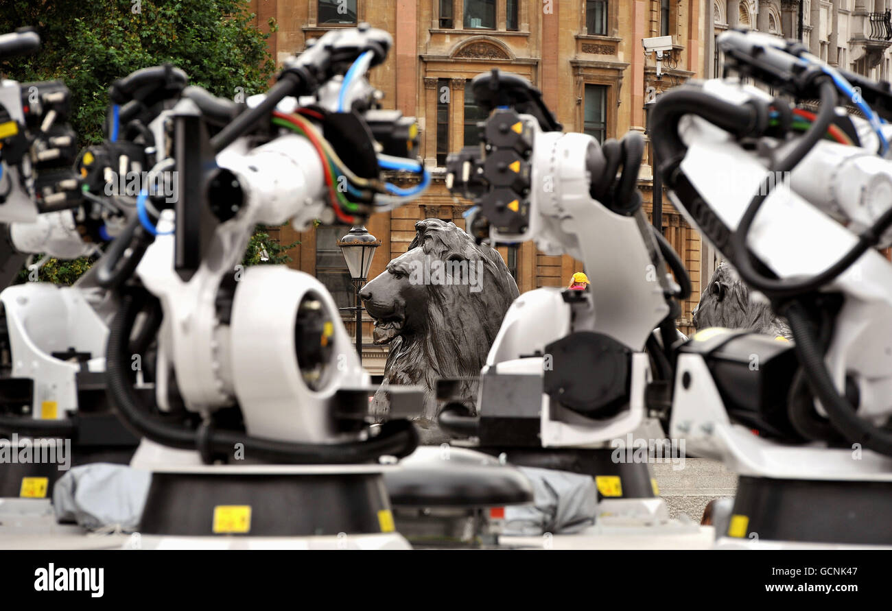 Outrace, un'installazione progettata da Clemens Weisshaar e Reed Kram, commissionata dal London Design Festival, che utilizza otto robot industriali in prestito dalla fabbrica di automobili Audi, per scrivere messaggi in luce. A Trafalgar Square a Londra. Foto Stock