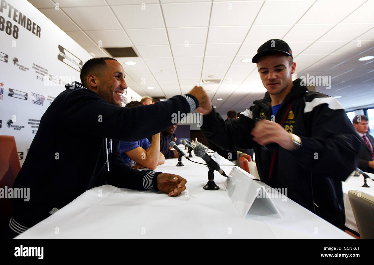 James DeGale (a sinistra) saluta Frankie Gavin durante la testa a testa alla LG Arena, Birmingham. Foto Stock