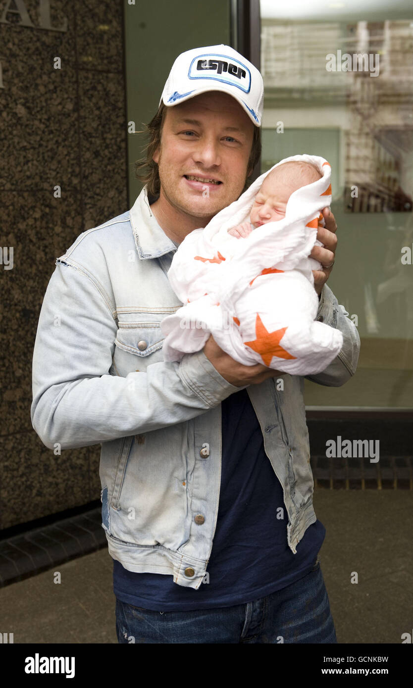 Jamie Oliver con il suo nuovo bambino, Buddy Bear Maurice, al Portland  Hospital di Londra Foto stock - Alamy