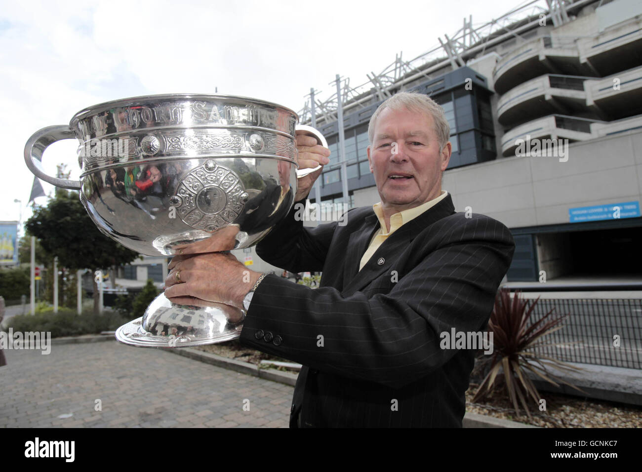 Il commentatore di Gaelic Games Micheal o Muircheartaigh tiene la Sam Maguire Cup fuori dal Croke Park di Dublino, dopo che ha annunciato che sta per appendere il microfono dopo 62 anni in aria. Foto Stock