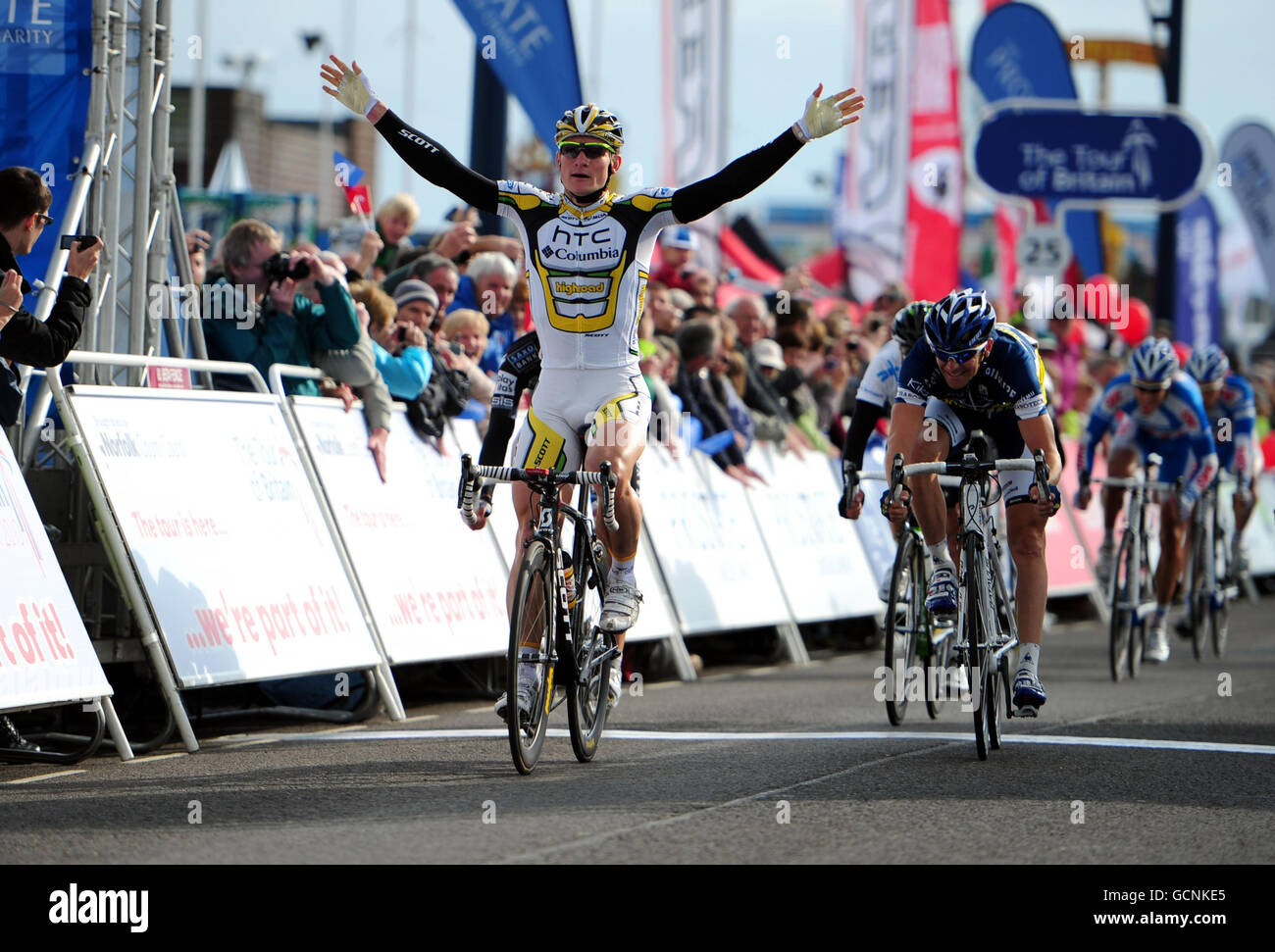 Andre Greipel (a sinistra) del Team HTC-Columbia sprint a vincere durante la fase 6 del Tour of Britain a Great Yarmouth. Foto Stock
