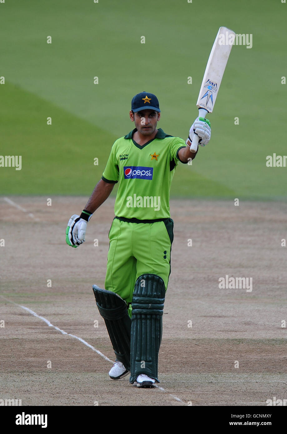 Cricket - NatWest Series - Quarta Giornata Internazionale - Inghilterra / Pakistan - Lords. Il Pakistan Mohammad Hafeez celebra il suo 50 Foto Stock