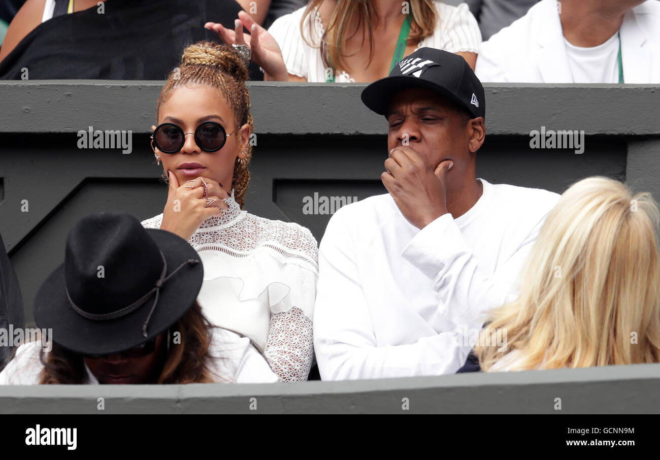 Jay Z (a destra) e Beyonce in Serena Williams giocatori casella sul giorno dodici dei campionati di Wimbledon al All England Lawn Tennis e Croquet Club, Wimbledon. Foto Stock