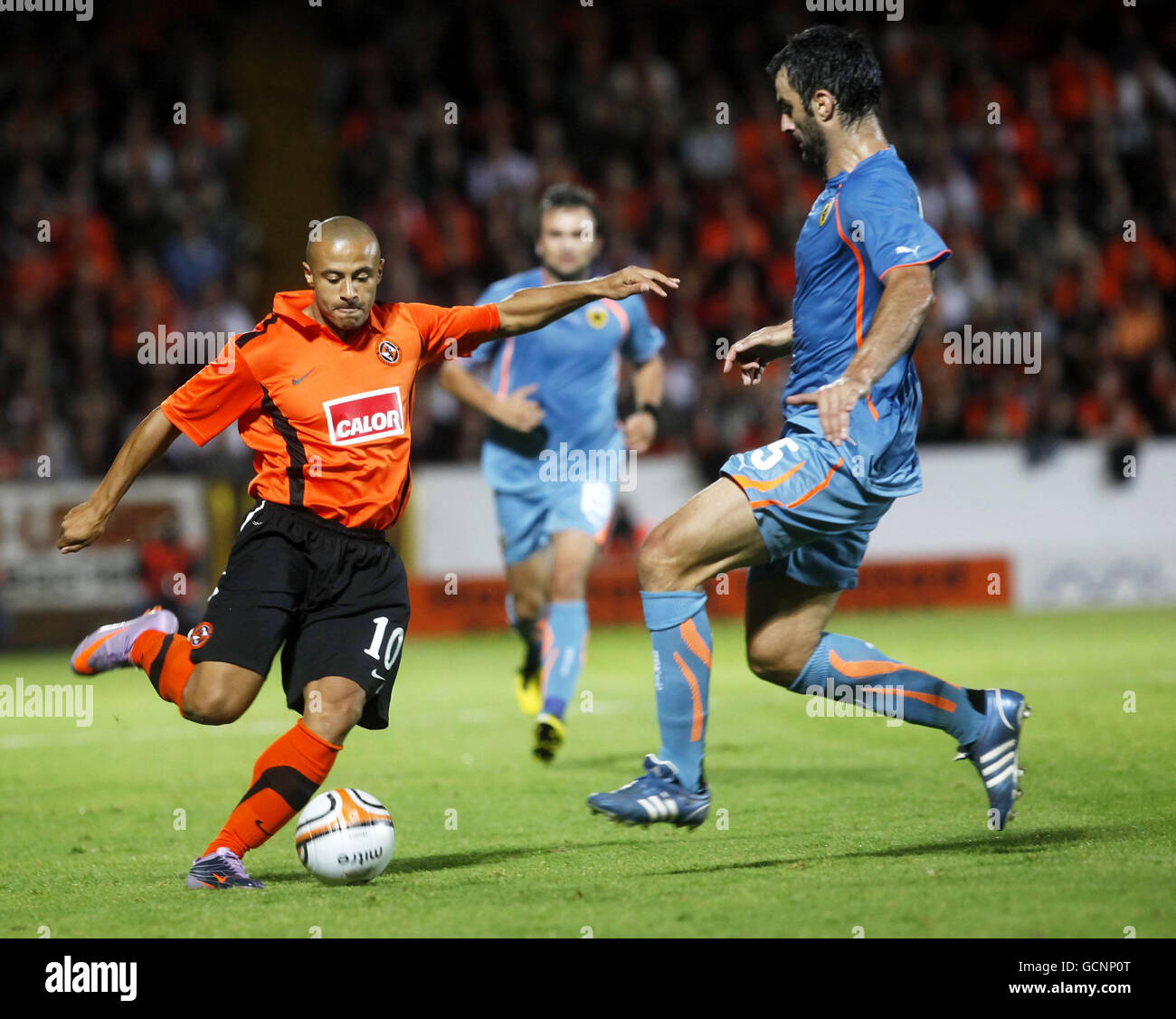 Darren Dods di Dundee batte l'AEK Athens Dallas Traianos al pallone durante la finale della UEFA Europa League qualificandosi prima partita al Tannadice Park di Dundee. Foto Stock