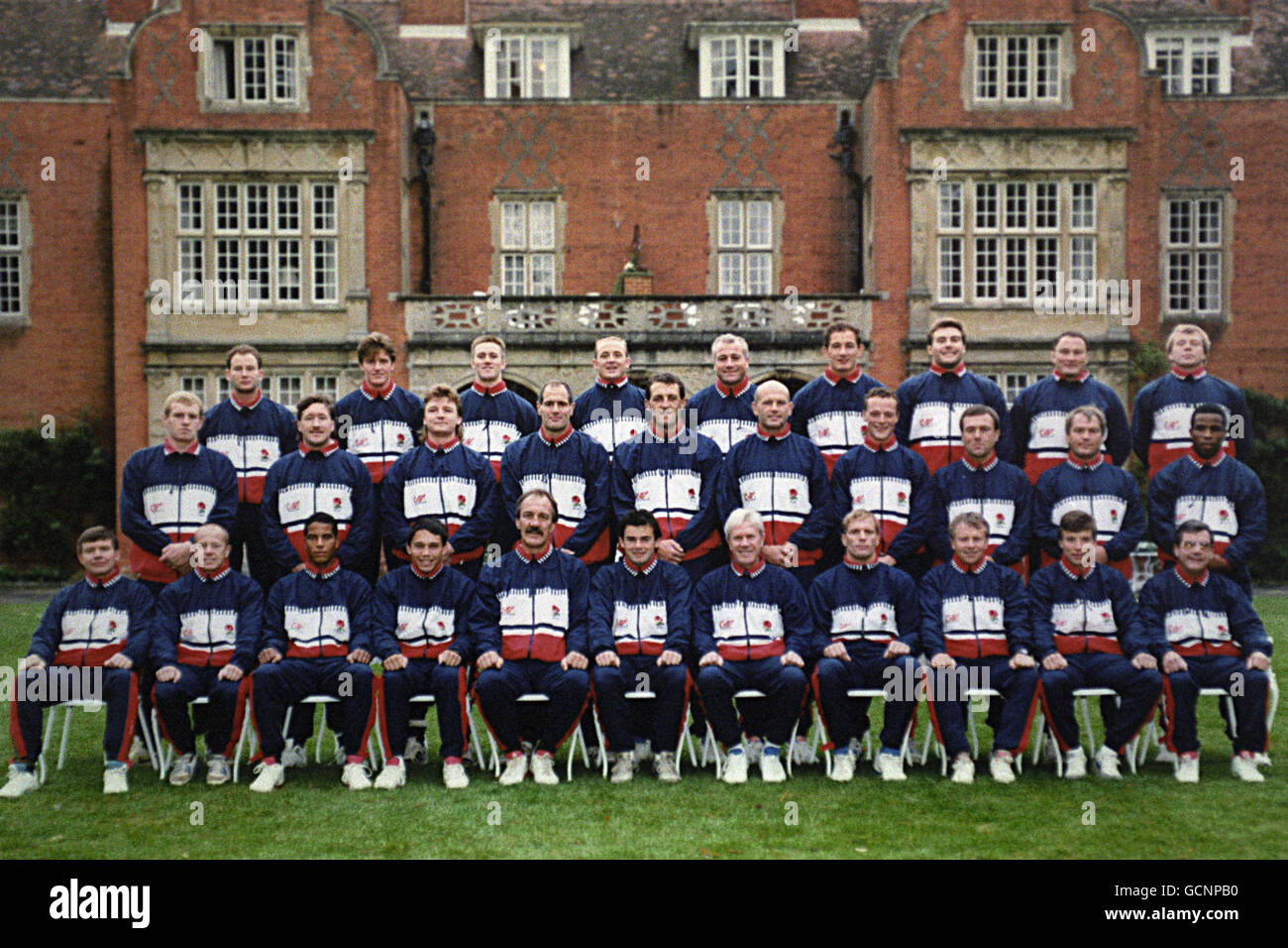 La squadra della Coppa del mondo di rugby dell'Unione dell'Inghilterra per il 1991: Back row, da L a R: Simon Hodgkinson, David Pears, Nigel Heslpo, Dewi Morris, Paul Rendall, Gary Rees, Jason Leonard, Brian Moore e John Oliver. Fila centrale, da L a R: Dean Richards, Mike Teague, Mick Skinner, Paul Ackford, Wade Dooley, Nigel Redman, Jon Webb, Gary Pearce, Jeff Probyn, Chris Oti. Prima fila, da L a R: Ben Gilfeather (medico di squadra), Richard Hill, Jeremy Guscott, Rory Underwood, Roger Utley (allenatore), Will Carling (captiano), Geoff Cooke (allenatore), Peter Winterbottom, John Elliott (allenatore, Rob Andrew, Kevin Murphy (fisioterapista). Foto Stock