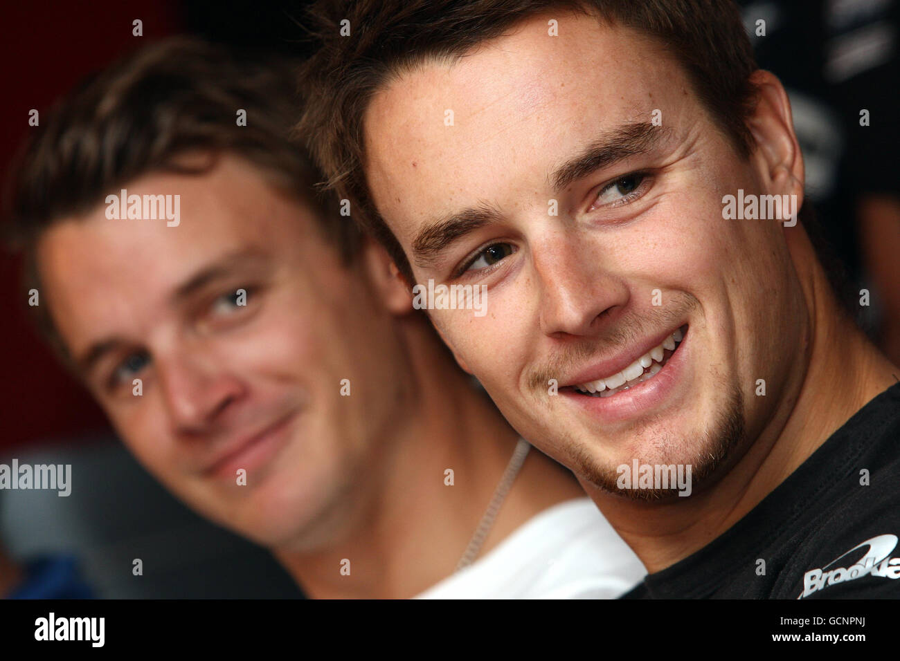 Greg Mansell (a destra) con suo fratello Leo Mansell (a sinistra) durante la le Mans Series Preview Day a Sandown Park, Surrey. Foto Stock