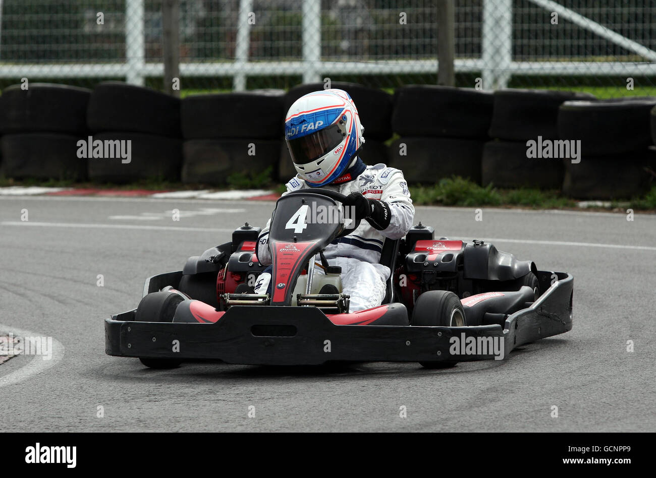 Anthony Davidson corre un Go Kart durante la le Mans Series Preview Day a Sandown Park, Surrey. Foto Stock