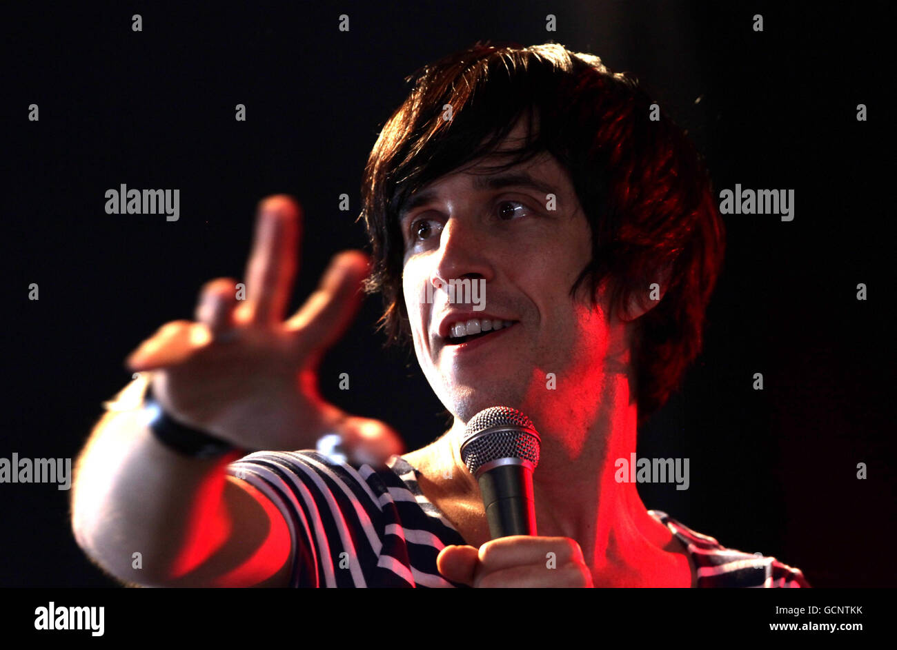 Vincitore dell'Edinburgh Comedy Award Russell Kane si esibisce sul palco alternativo al Reading Festival, che si tiene a Richfield Avenue. Foto Stock