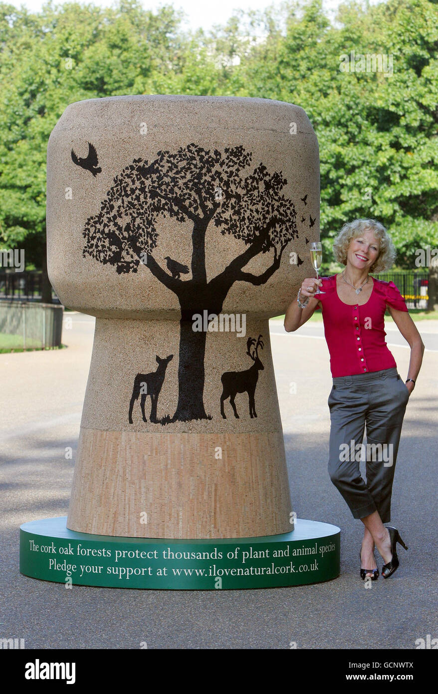 Il critico del vino Jilly Goolden si pone con uno dei più grandi tappi del mondo, creato per la campagna i Love Natural Cork, al Speaker's Corner di Londra, Hyde Park. Foto Stock