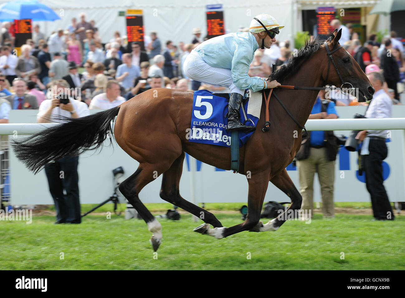 Corse di cavalli - Yorkshire Ebor Festival - Darley Yorkshire Oaks and Ladies Day - Ippodromo di York. Jockey Olivier Pescier su Eleanora Duse prima del Darley Yorkshire Oakes Foto Stock