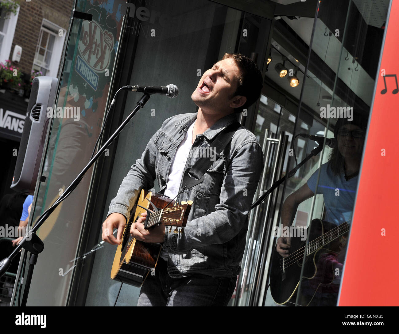 Roy si è fatto strada da Scouting for Girls, che hanno collaborato con Kit Kat Chunky e My Space, eseguendo un concerto pop-up unico fuori Merc sulla Carnaby Street di Londra. La band Foto Stock