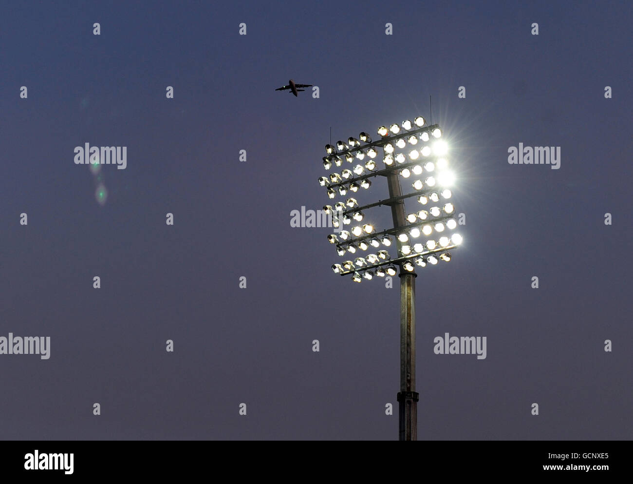 Cricket - Clydesdale Bank 40 - Gruppo A - Surrey / Worcestershire - The Brit Insurance Oval. Vista generale dal Brit Insurance Oval come un aereo vola sopra Foto Stock