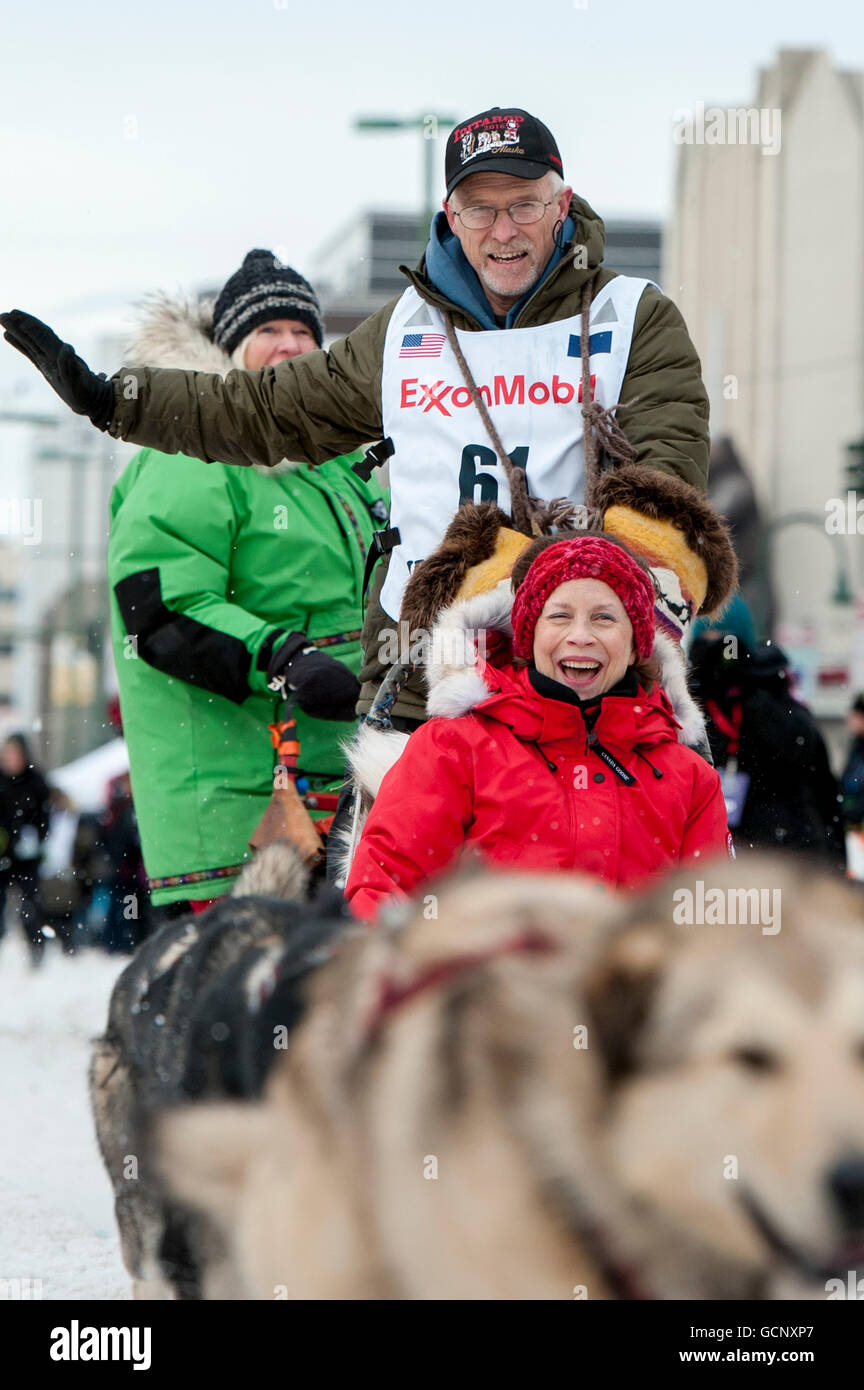 Jeff King e team lascia il cerimoniale la linea di partenza con un Iditarider durante il 2016 Iditarod Foto Stock