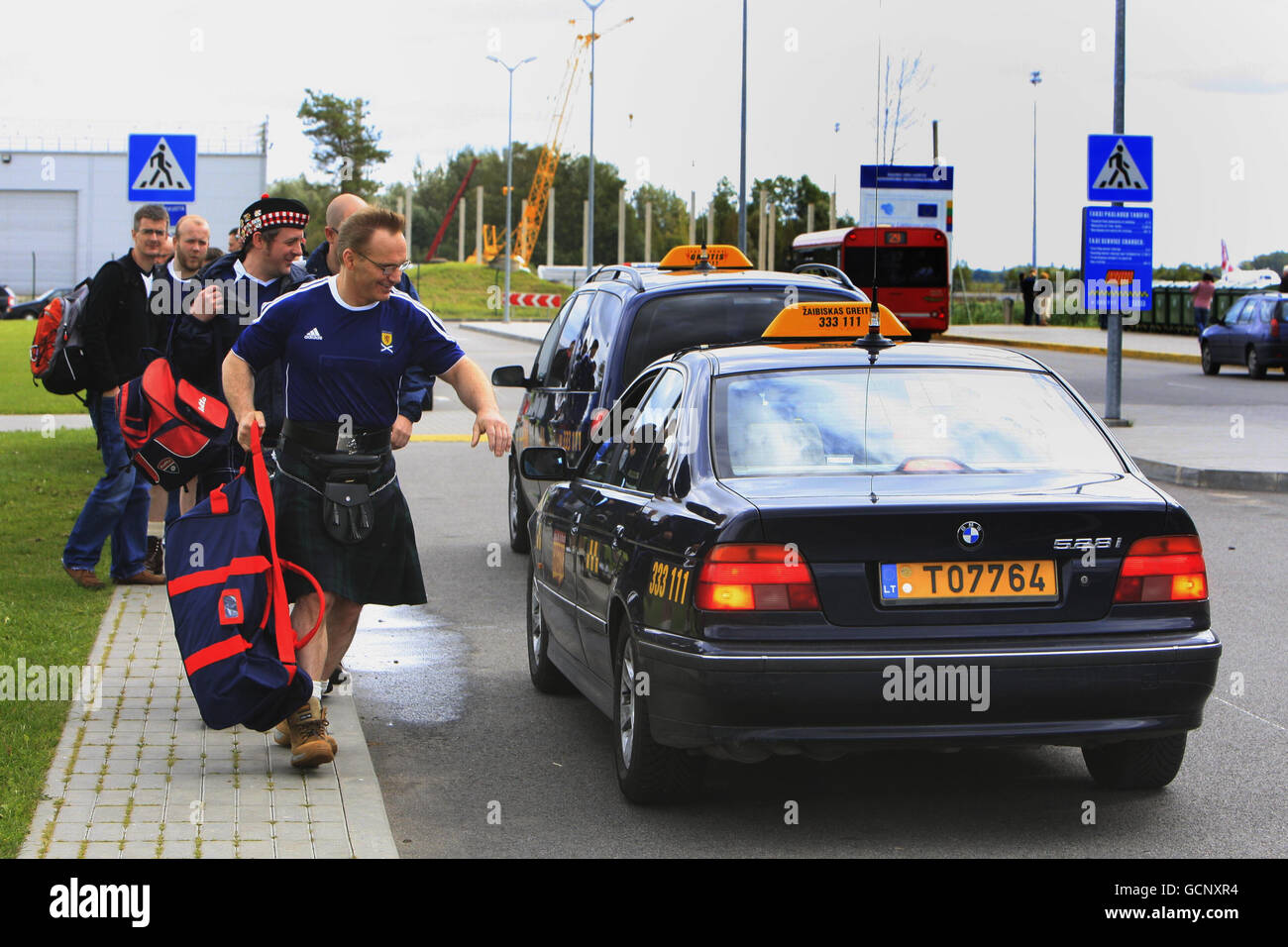 Gli appassionati di calcio scozzesi aspettano un taxi fuori dall'aeroporto di Kaunas prima della partita di qualificazione del Campionato europeo UEFA allo stadio Darius Girenas di Kaunas. Foto Stock