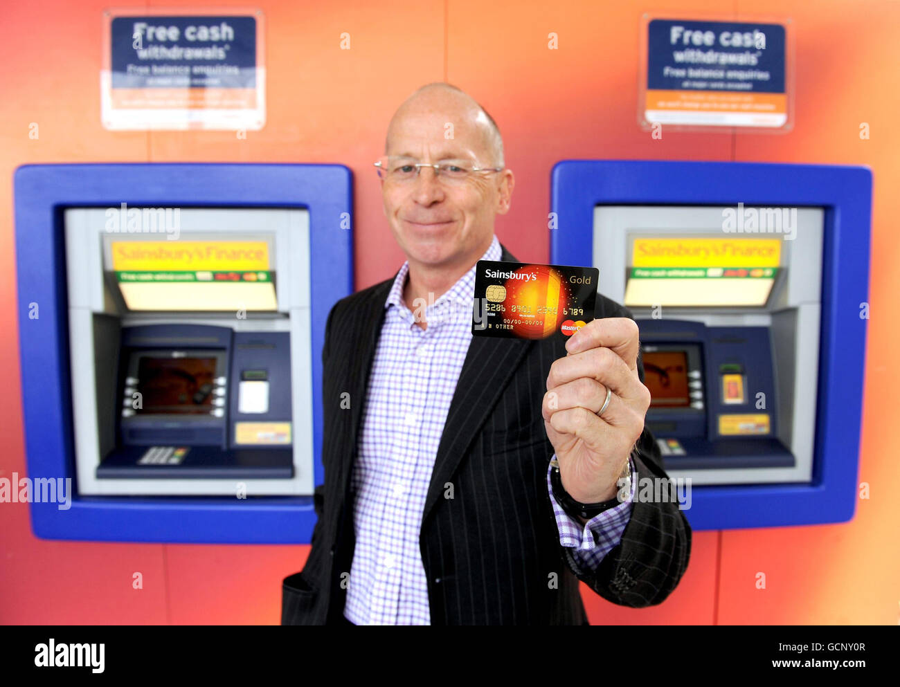 David Fisher, direttore finanziario di Sainsbury, lancia la nuova Gold Credit Card fuori dal negozio di Sainsbury su Westfield Road a Edimburgo. Foto Stock