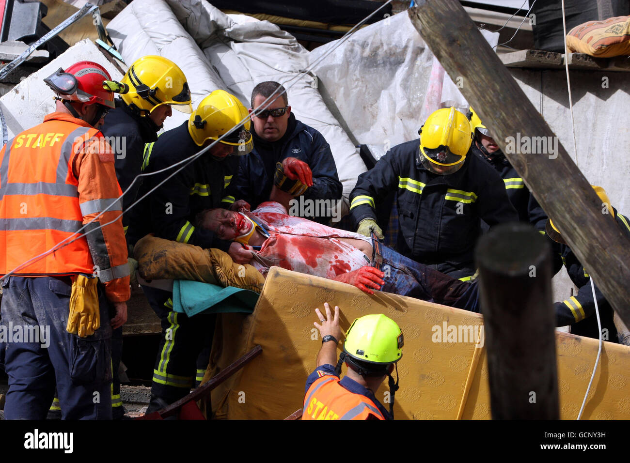 Hampshire Fire and Rescue assistere a una zona di catastrofe simulata durante l'esercizio finanziato dall'Unione europea Orion che simula un terremoto che colpisce una città immaginaria del Regno Unito. Foto Stock