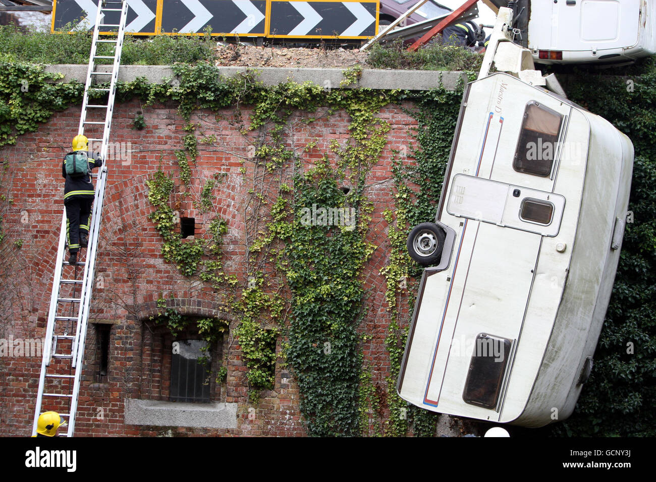 Hampshire Fire and Rescue assistere a una zona di catastrofe simulata durante l'esercizio finanziato dall'Unione europea Orion che simula un terremoto che colpisce una città immaginaria del Regno Unito. Foto Stock