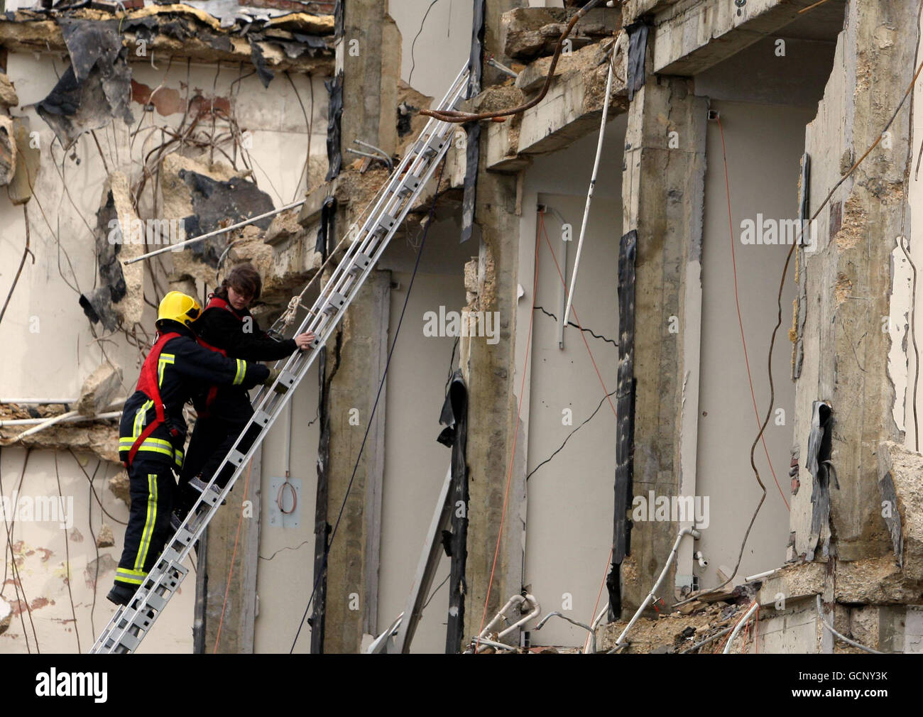 Hampshire Fire and Rescue assistere a una zona di catastrofe simulata durante l'esercizio finanziato dall'Unione europea Orion che simula un terremoto che colpisce una città immaginaria del Regno Unito. Foto Stock