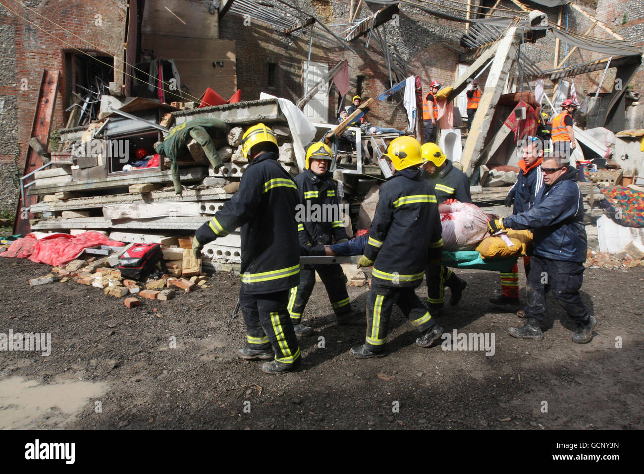 Hampshire Fire and Rescue assistere a una zona di catastrofe simulata durante l'esercizio finanziato dall'Unione europea Orion che simula un terremoto che colpisce una città immaginaria del Regno Unito. Foto Stock
