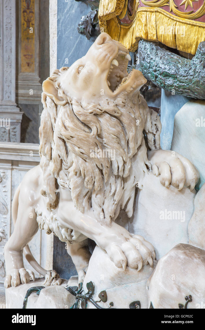 Roma, Italia, 2016 - Lion statua sulla tomba di Maria Federica Odescalchi Chigi nella chiesa basilica di Santa Maria del Popolo Foto Stock