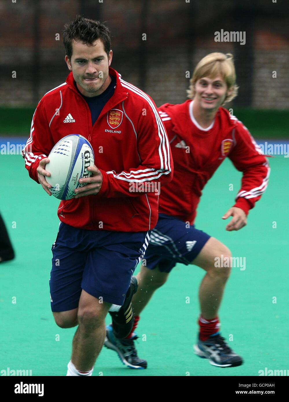 Il giocatore di hockey James Tindall gioca a rugby durante la giornata dei media al Bisham Abbey National Sports Center, Marlow. Foto Stock