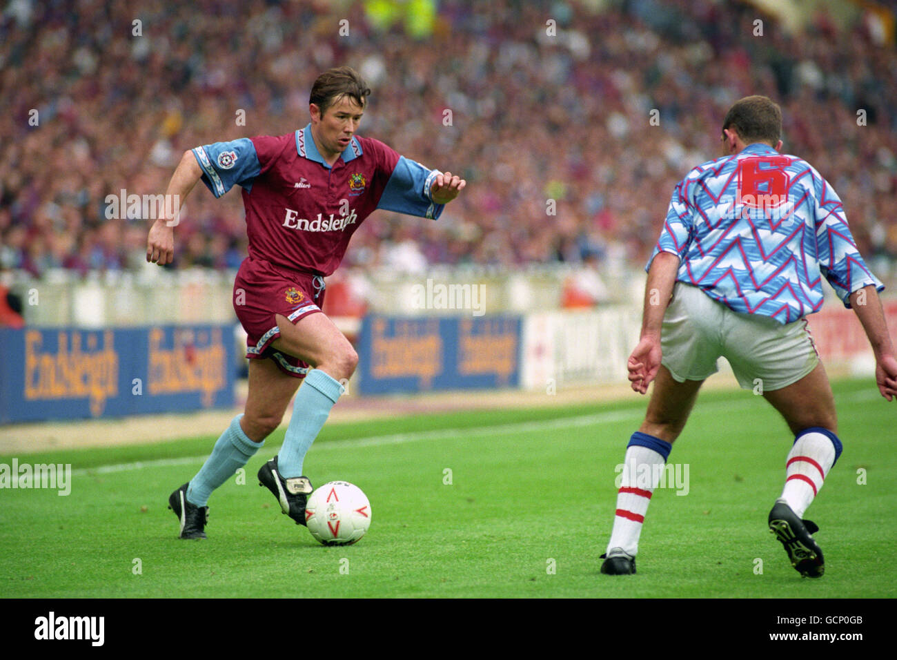 L-R ADRIAN HEATH BURNLEY E BILL WILLIAMS STOCKPORT Foto Stock